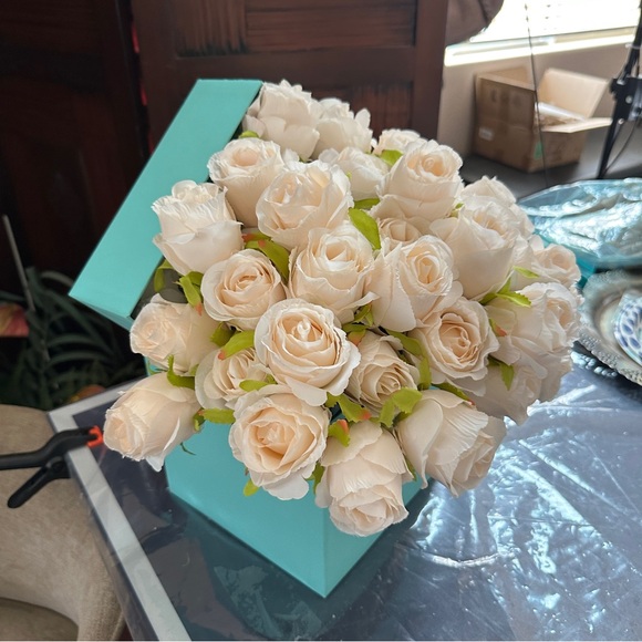 TIFFANY & CO. Large Blue Box with Cream Rose Floral Bouquet Decor Wedding Bridal - Picture 1 of 8